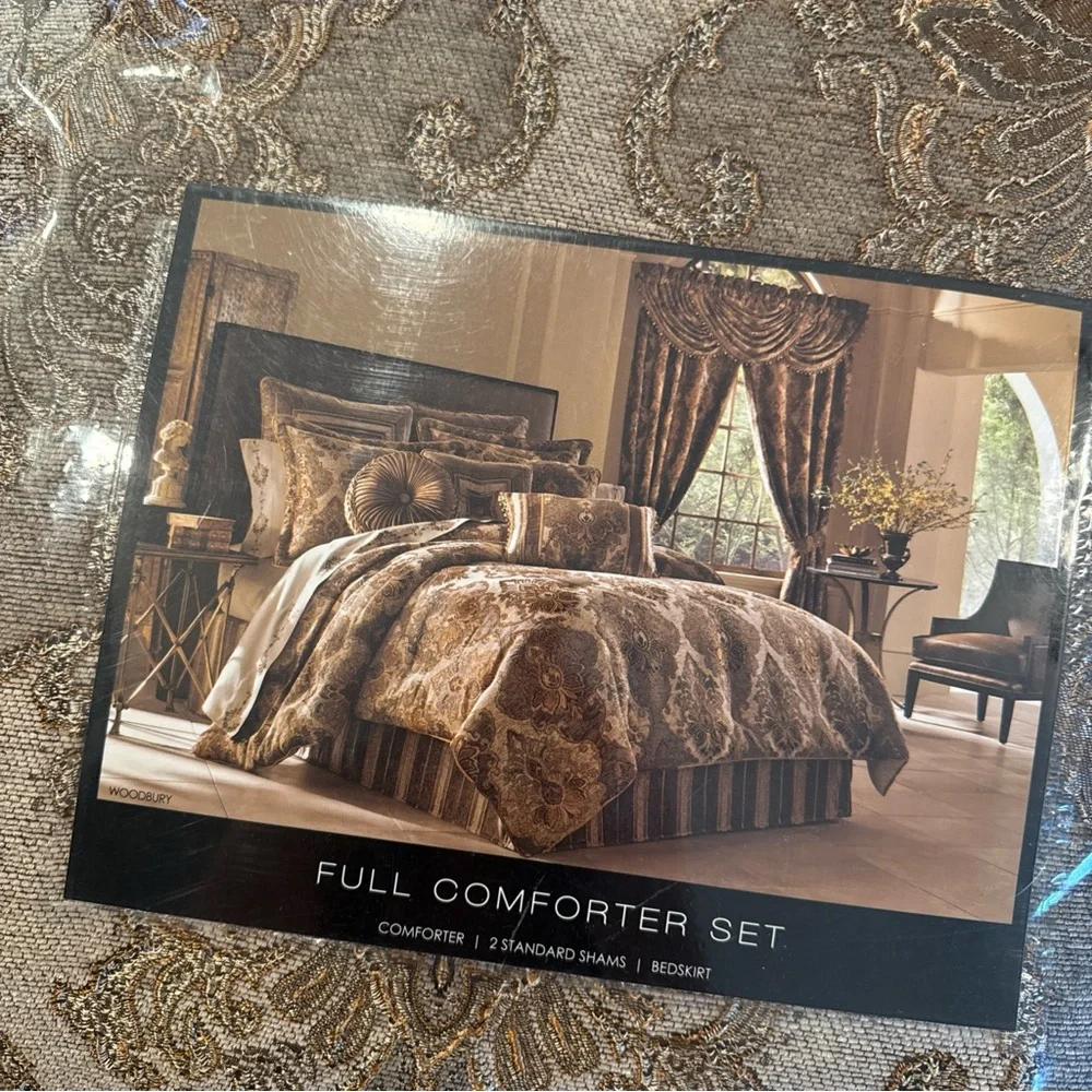 J. Queen New York Full Size Comforter Set Woodbury new